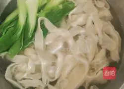 Illustration of how to make noodles with oil splash 4