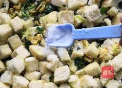 Illustration of how to make fried steamed buns with garlic sprouts 6