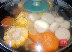 Illustration of how to make pork ribs, corn and water chestnut soup 9