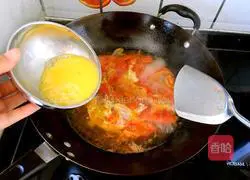 Illustration of how to make seaweed, tomato and egg drop soup 6