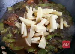 Illustration of how to make braised pork ribs and beans with noodles 6