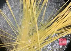 Illustration of how to make squid pasta with basil tube 4