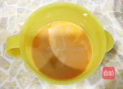 Illustration of how to make banana, dragon fruit and black sesame waffles 2