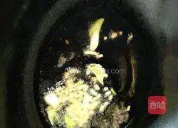 Illustration of how to make king oyster mushroom shredded pork and double pepper hand-made noodles 2