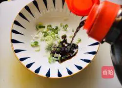 Illustration of making Yangchun noodles 1