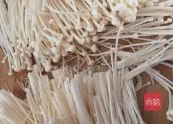 Illustration of how to make cold mushroom vermicelli 1