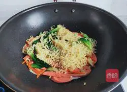 Illustration of how to make instant noodles with ham and vegetables 7