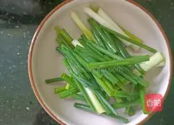 Illustration of how to make scallion oil noodles 4