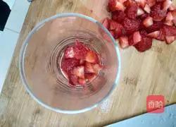 Illustration of how to make strawberry Oreo potted plants 6