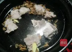 Illustration of how to make mussels, pork ribs and yam soup 4