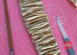 Illustration of making large flower rolls 18