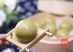 Illustration of how to make salted egg yolk and meat floss green dumplings 15