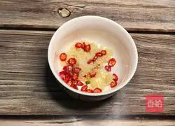 Illustration of how to make shredded chicken cold noodles 5