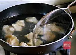 Illustration of how to make winter melon and pork filling dumplings to remove moisture in summer 11