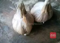 Illustration of how to make fried sausage with snow peas 3