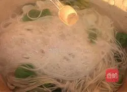 Illustration of how to make vegetable and shredded pork noodle soup 7