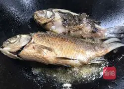 Illustration of how to make grilled crucian carp with green onions 6