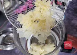 Tremella, Lotus Seed and Pomegranate Soup Recipe Illustration 2