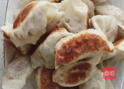 Illustration of how to make pork, sweet potato and vermicelli fried dumplings 10