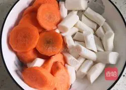 Illustration of how to make carrot, yam and spareribs soup 2