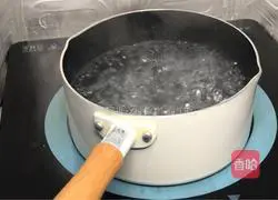 Illustration of making cold noodles with shredded chicken 12