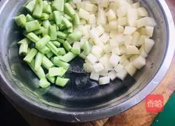 Chicken, shiitake mushrooms and diced potatoes noodles Illustration of how to do it 1