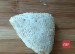 Illustration of how to make triangular sesame cakes 20