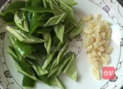 Illustration of how to make fried beef with green pepper 3