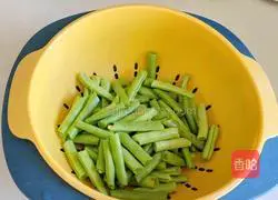 Illustration of how to make braised beans and noodles 1