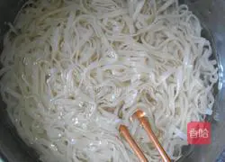 Illustration of how to make Beijing-style braised noodles 10