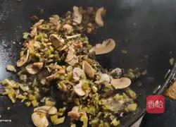 Illustration of how to make pickled vegetables, shredded pork and mushroom rice cake soup 5