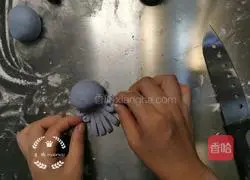 Illustration of how to make octopus and bean paste buns 11