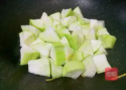 Illustration of how to make loofah and egg soup 7