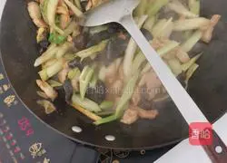 Illustration of how to make fried meat with celery and fungus 8