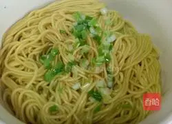 Illustration of how to make scallion oil noodles 6