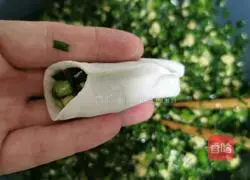 Illustration of how to make leek and egg pot stickers 14