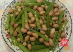 Illustration of how to stir-fry celery and peanuts 15