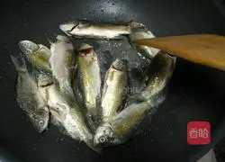 Illustration of cooking noodles with wild crucian carp soup 4