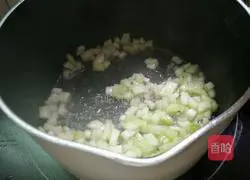 Luffa Illustration of how to make minced pork and shrimp skin noodles 5
