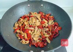 Illustration of how to make spicy stir-fried small intestine 11