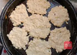 Illustration of how to feed apples to children 6