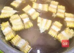 Illustration of how to make corn, yam and chicken soup 4