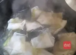 Illustration of how to make Wakame, shrimp skin and egg wontons 12