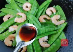 Illustration of how to make fried snow peas with shrimps 5