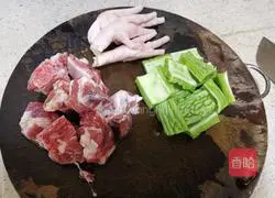 Illustration of how to make bitter melon, chicken feet and pork ribs soup 1