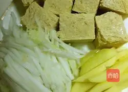 Illustration of how to make cabbage, potato and frozen tofu soup 2