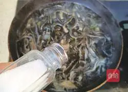 Illustration of how to make kelp and shredded meat soup 8