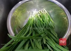 Illustration of how to make fresh meat and prawn dumplings 6