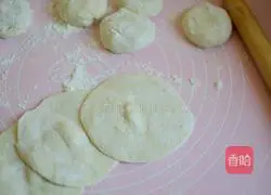 Illustration of how to make steamed buns with leek and egg filling 8