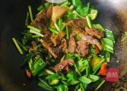 Illustration of how to stir-fry preserved duck with green pepper and garlic sprouts 8